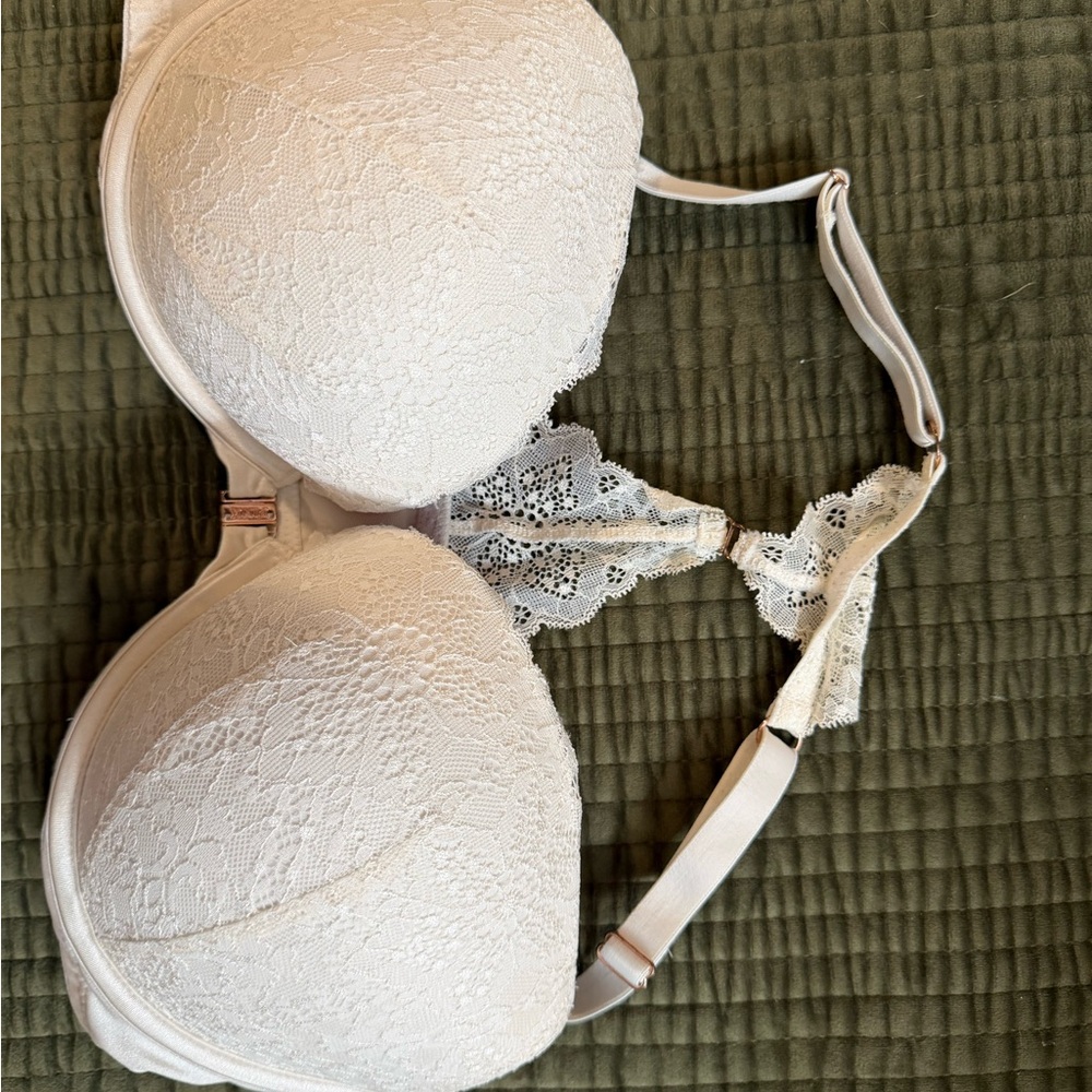 Elegant White Lace Bra Size 36DD FRONT CLASP